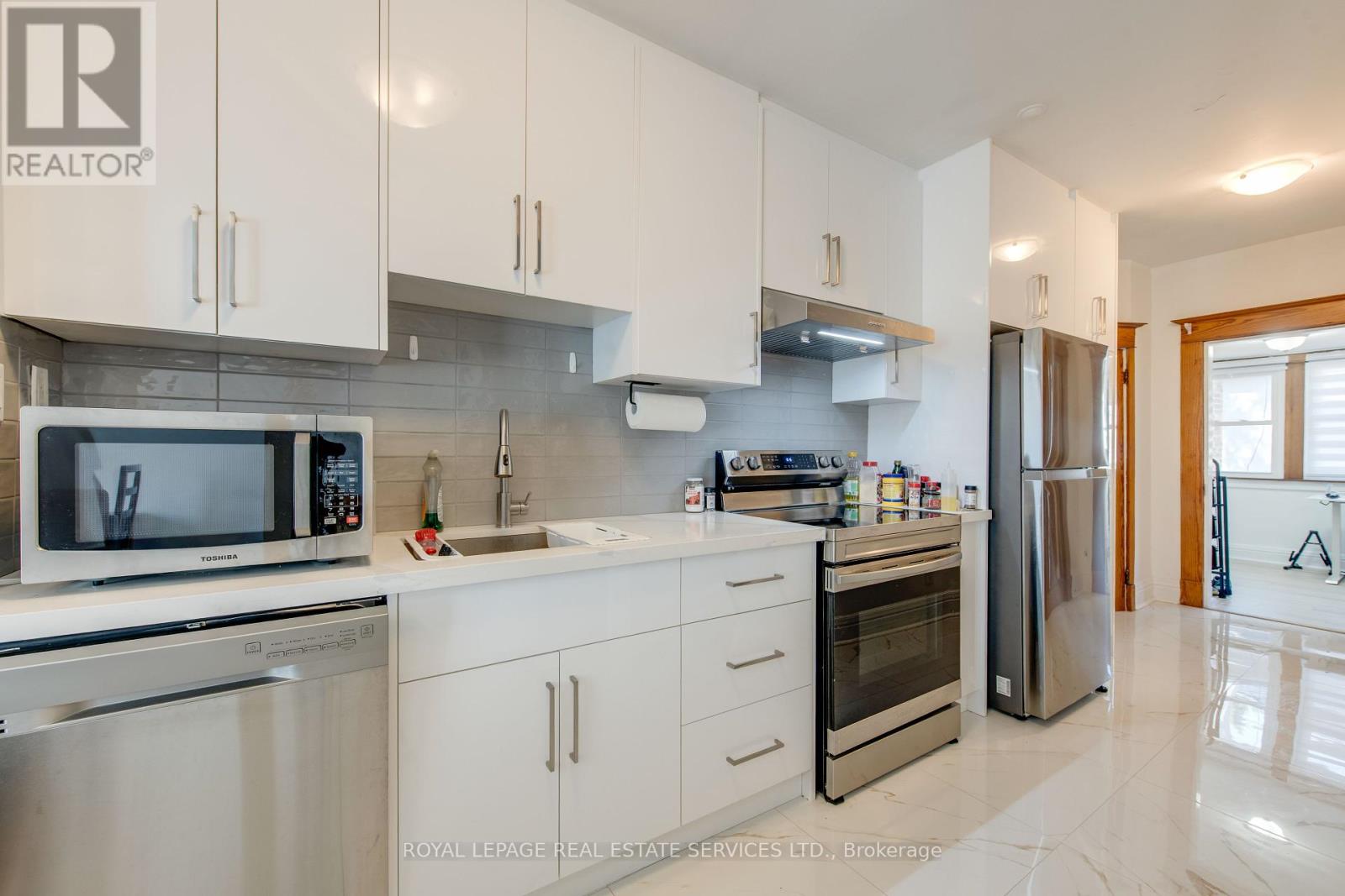2 - 18 Shorncliffe Avenue, Toronto, Ontario  M4V 1T1 - Photo 11 - C12403368