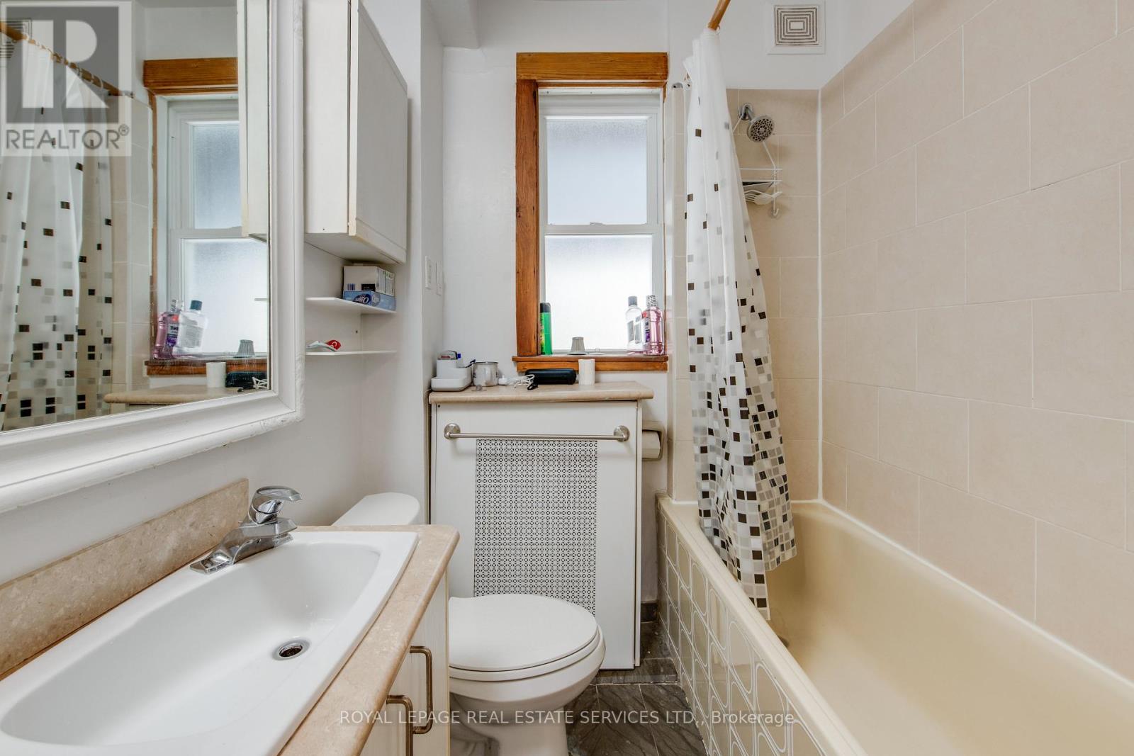 2 - 18 Shorncliffe Avenue, Toronto, Ontario  M4V 1T1 - Photo 17 - C12403368