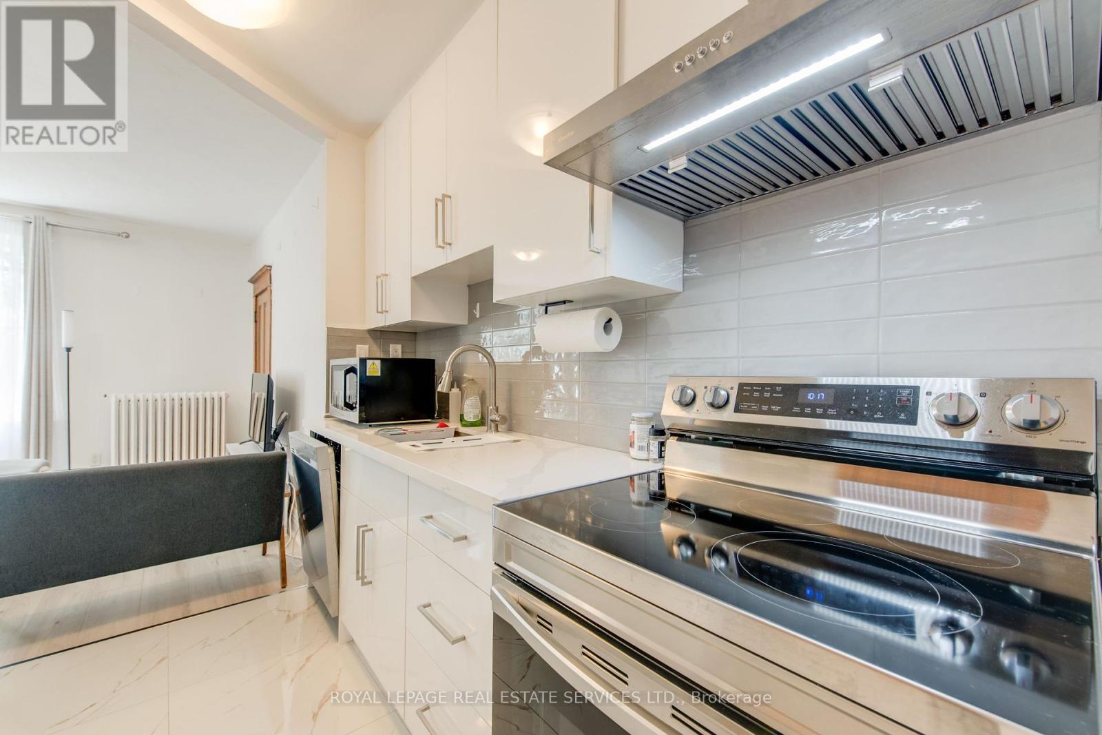 2 - 18 Shorncliffe Avenue, Toronto, Ontario  M4V 1T1 - Photo 9 - C12403368