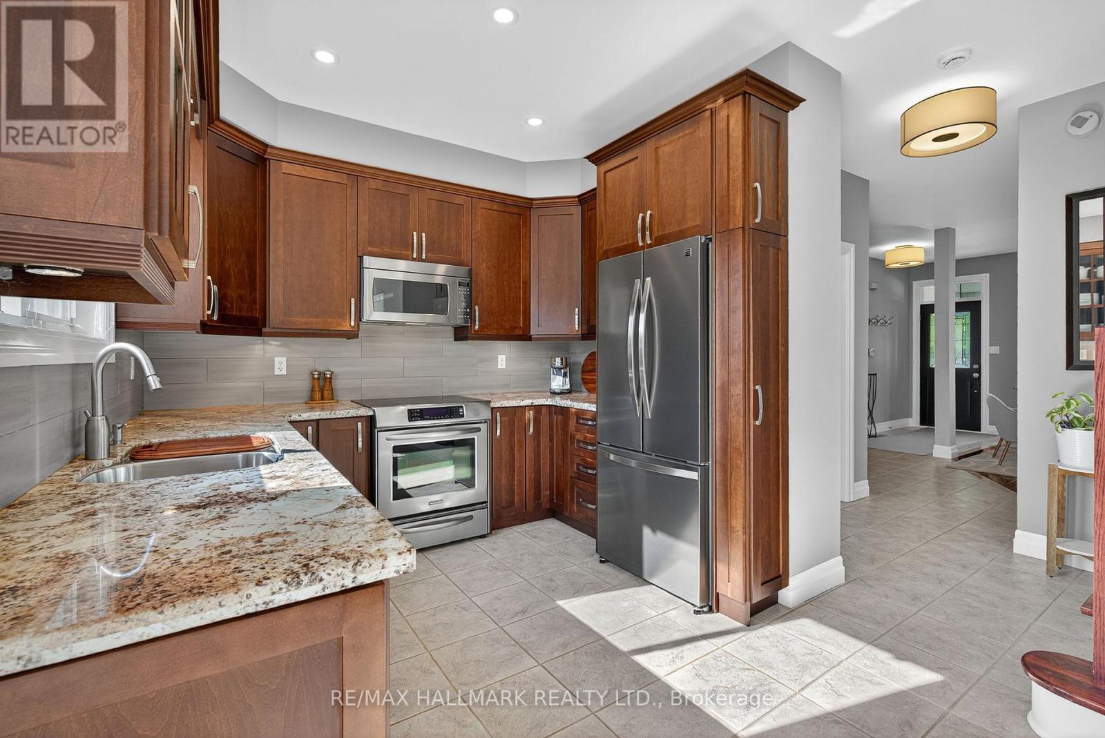 12 Forest Manor Place, Markham, Ontario  L6E 1E7 - Photo 5 - N12393258