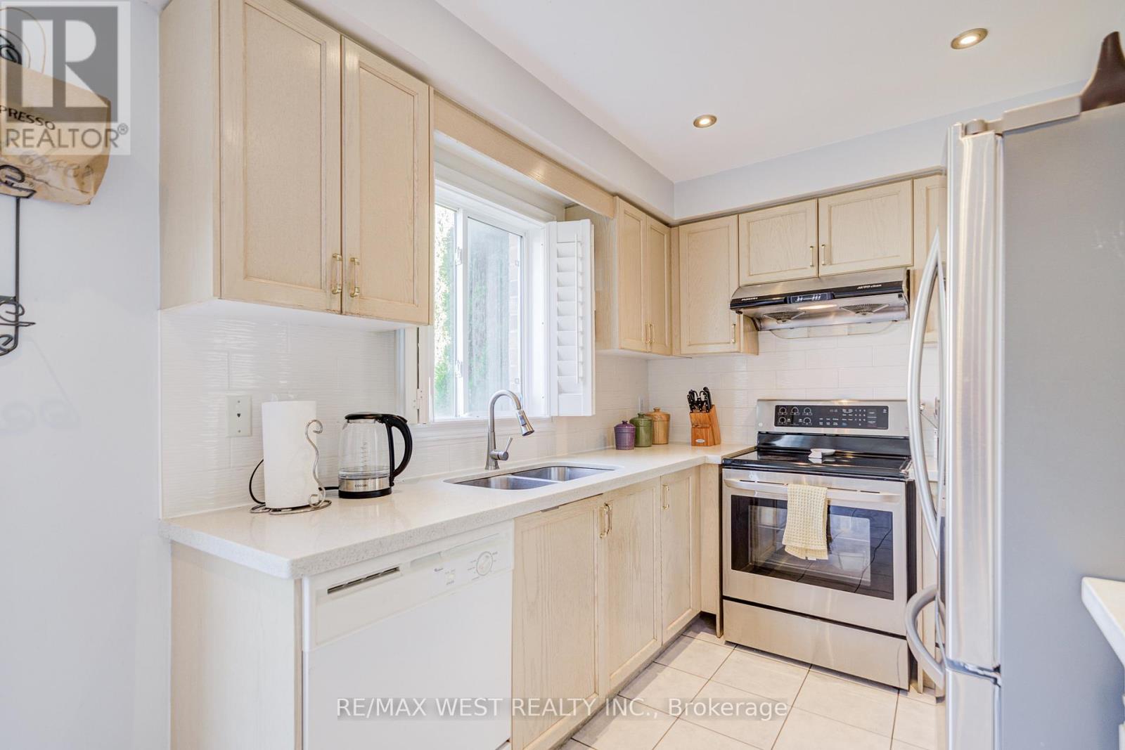 294 Hawkview Boulevard, Vaughan (Vellore Village), Ontario  L4H 2G7 - Photo 12 - N12403268