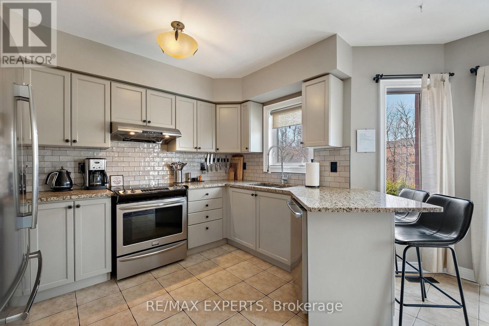228 Sawmill Valley Drive, Newmarket, Ontario  L3X 2W1 - Photo 12 - N12403332