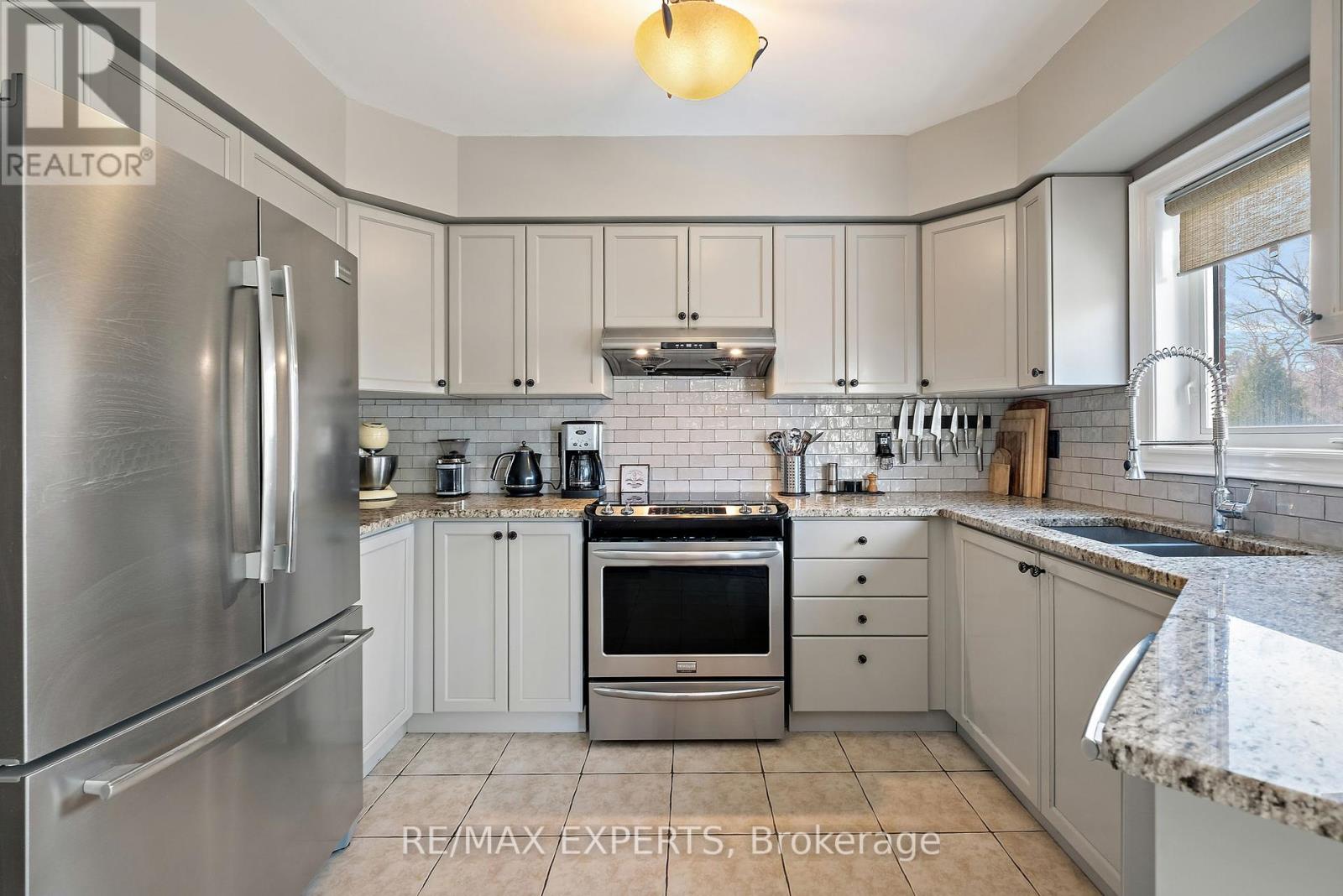 228 Sawmill Valley Drive, Newmarket, Ontario  L3X 2W1 - Photo 13 - N12403332