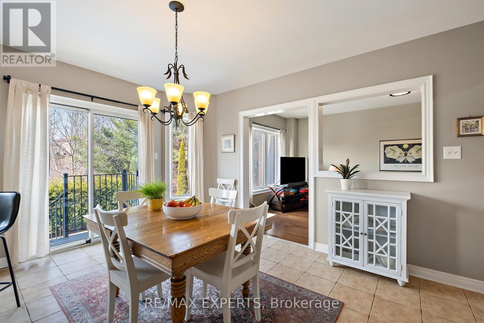 228 Sawmill Valley Drive, Newmarket, Ontario  L3X 2W1 - Photo 14 - N12403332