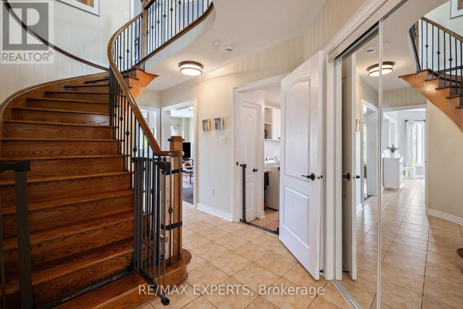 228 Sawmill Valley Drive, Newmarket, Ontario  L3X 2W1 - Photo 15 - N12403332