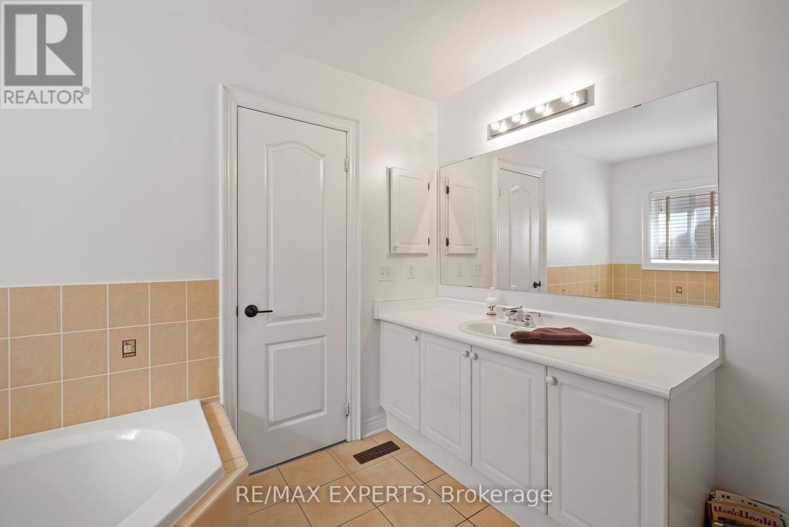 228 Sawmill Valley Drive, Newmarket, Ontario  L3X 2W1 - Photo 19 - N12403332