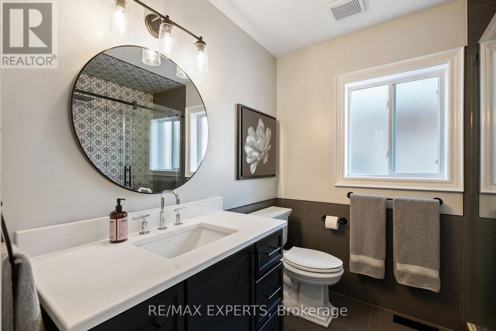 228 Sawmill Valley Drive, Newmarket, Ontario  L3X 2W1 - Photo 20 - N12403332