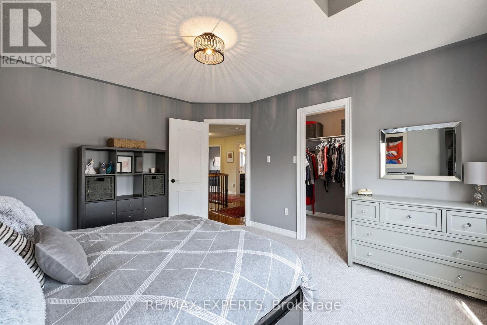 228 Sawmill Valley Drive, Newmarket, Ontario  L3X 2W1 - Photo 24 - N12403332
