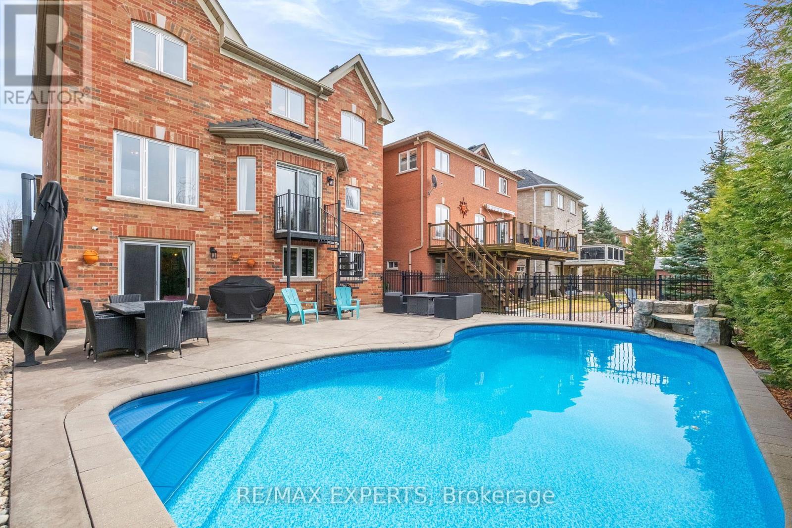 228 Sawmill Valley Drive, Newmarket, Ontario  L3X 2W1 - Photo 26 - N12403332