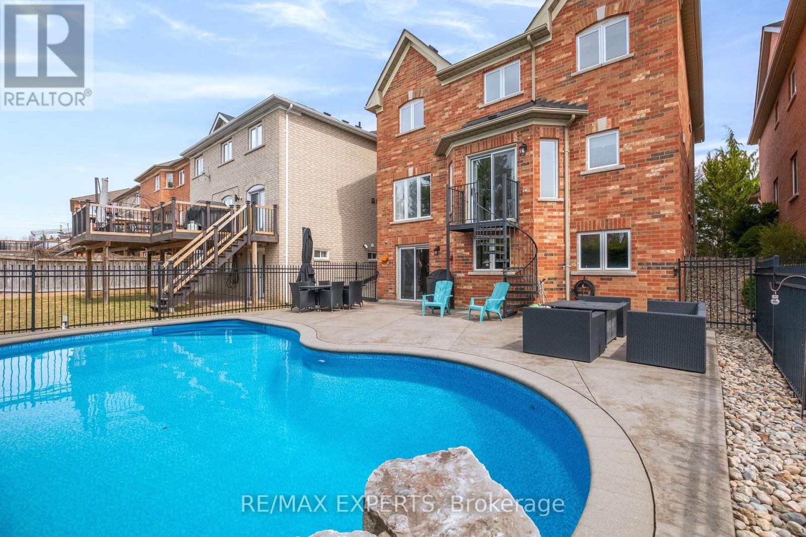 228 Sawmill Valley Drive, Newmarket, Ontario  L3X 2W1 - Photo 27 - N12403332
