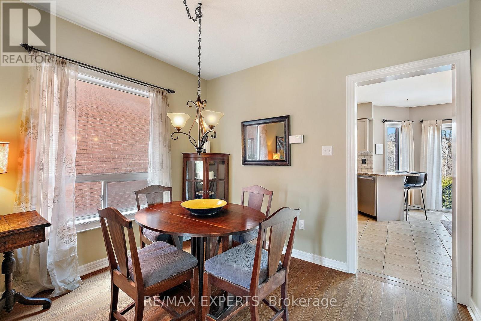 228 Sawmill Valley Drive, Newmarket, Ontario  L3X 2W1 - Photo 4 - N12403332