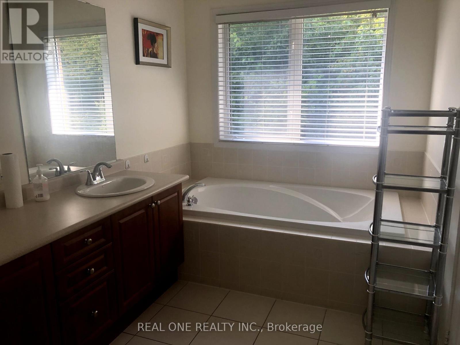 3829 Quiet Creek Drive, Mississauga, Ontario  L5M 8B1 - Photo 16 - W12403234