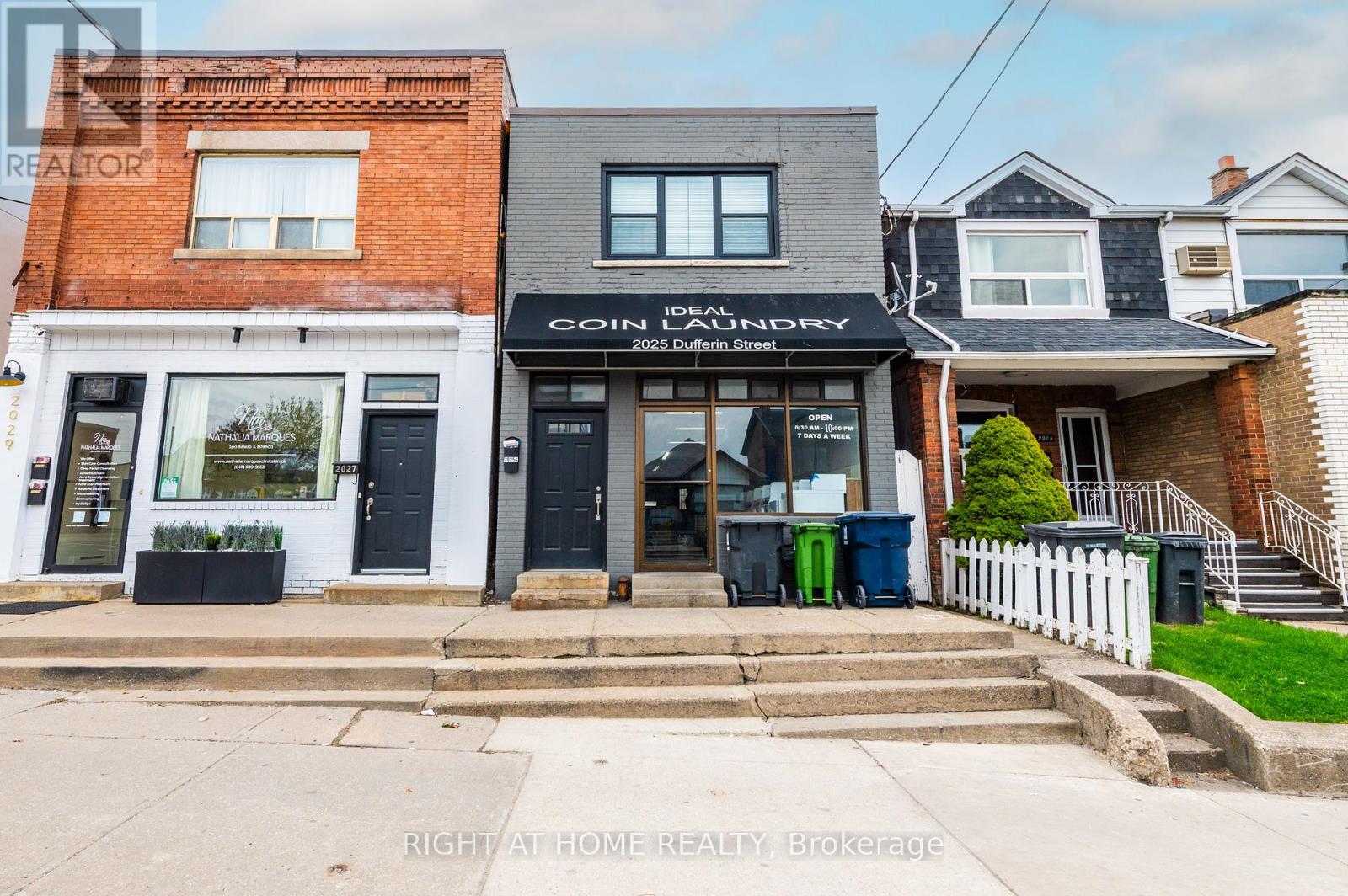 2025 Dufferin Street, Toronto (Caledonia-Fairbank), Ontario  M6E 3R3 - Photo 2 - W12403245