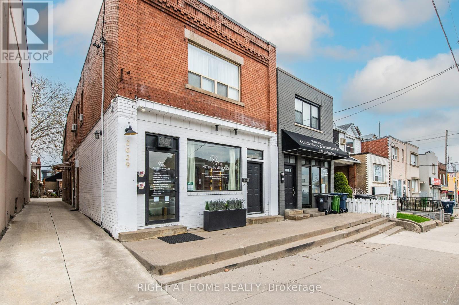 2025 Dufferin Street, Toronto (Caledonia-Fairbank), Ontario  M6E 3R3 - Photo 4 - W12403245