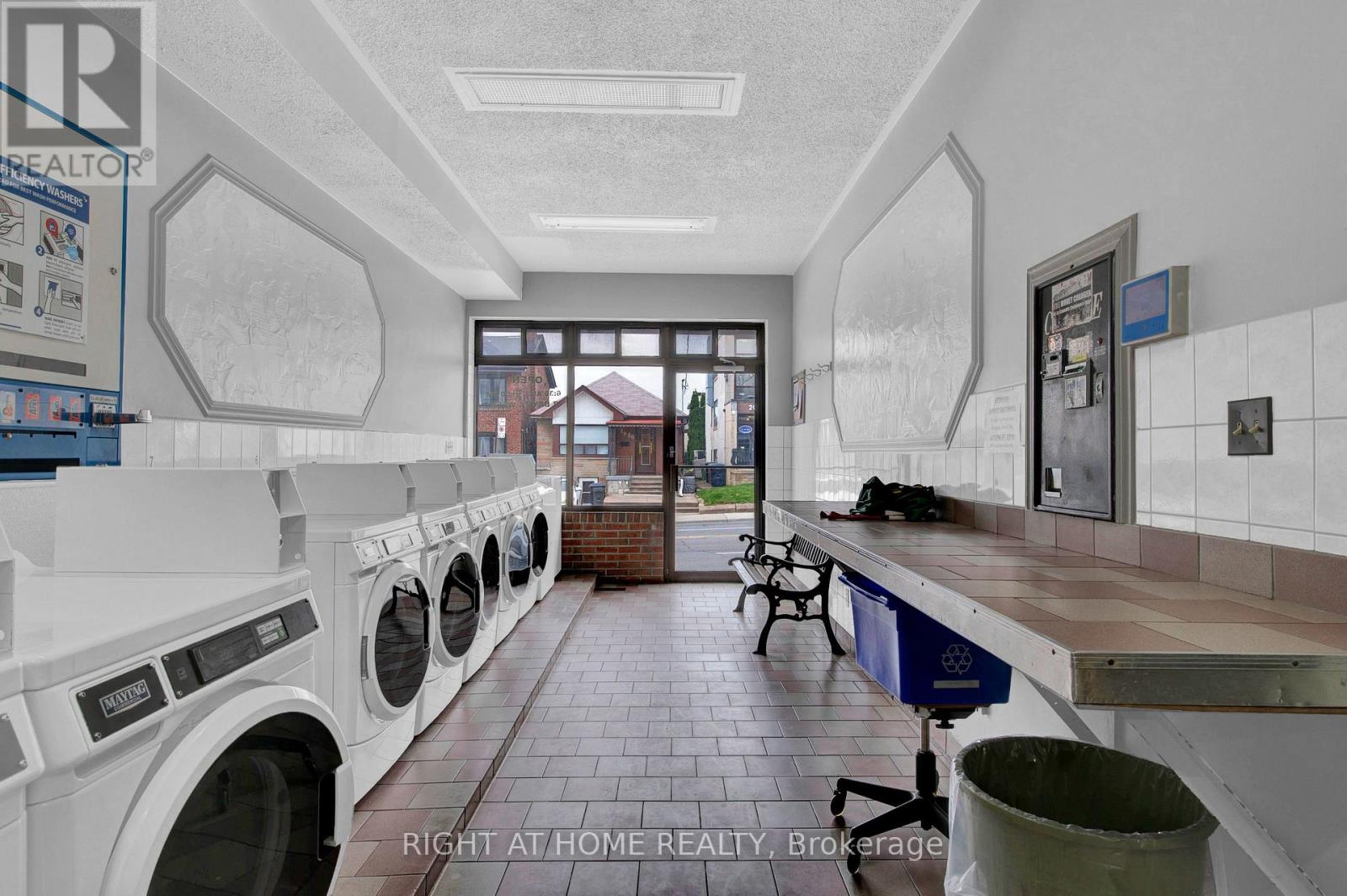 2025 Dufferin Street, Toronto (Caledonia-Fairbank), Ontario  M6E 3R3 - Photo 6 - W12403245