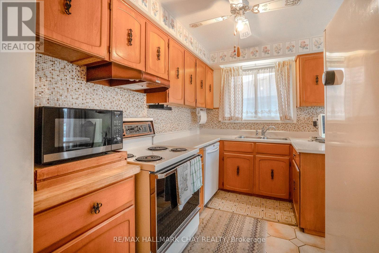3 Alicewood Court, Toronto, Ontario  M9V 3Y1 - Photo 5 - W12403349