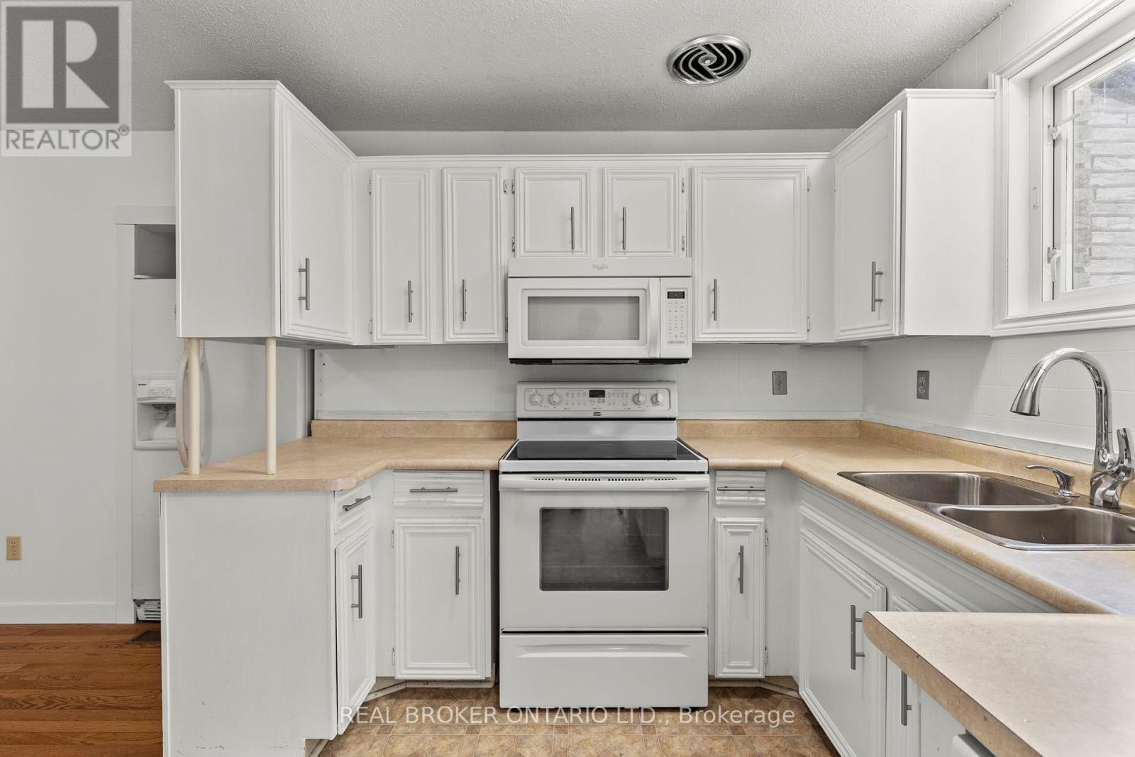 180 Bakery Lane, Gravenhurst, Ontario  P1P 1R2 - Photo 12 - X12403300