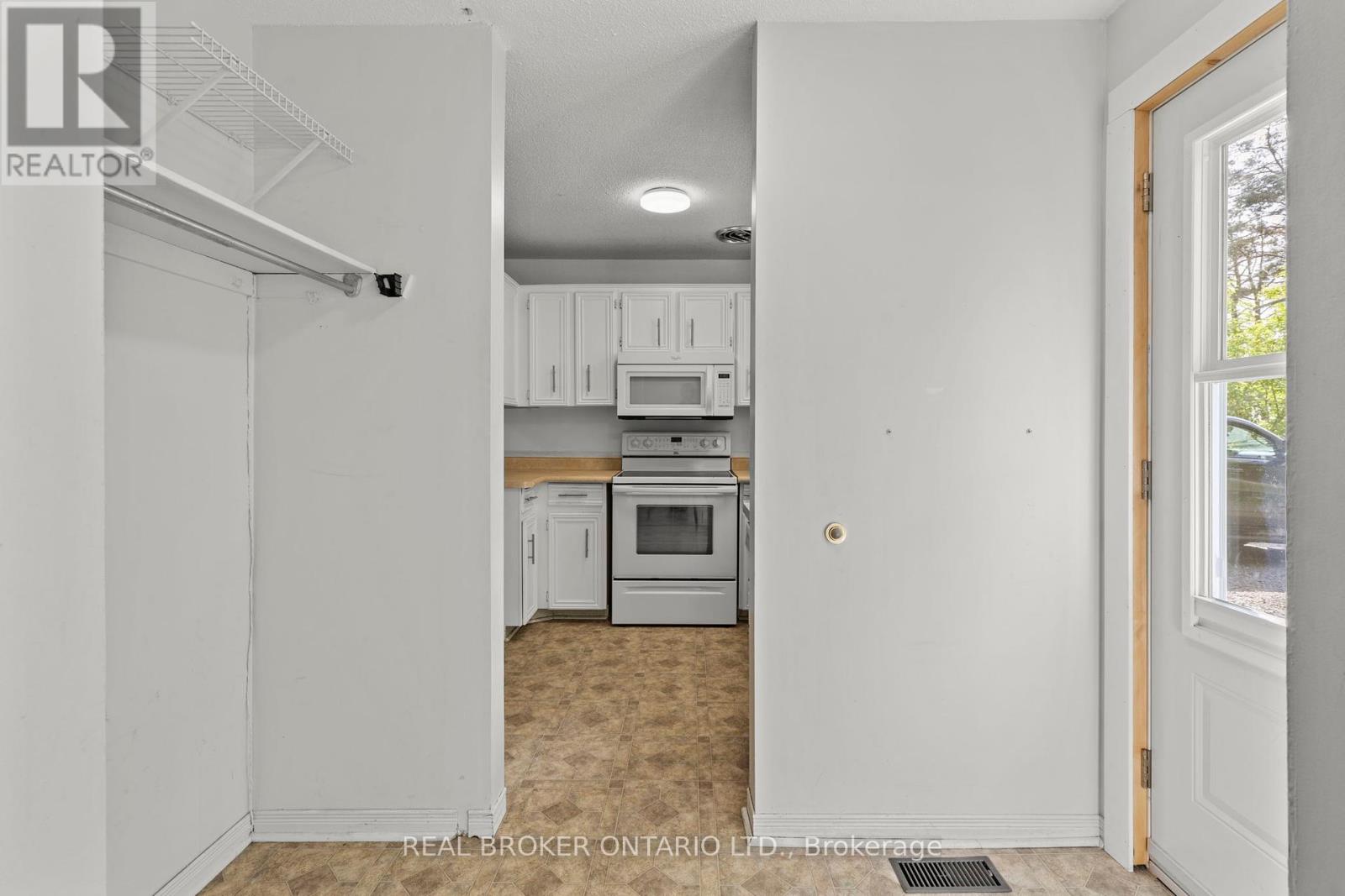 180 Bakery Lane, Gravenhurst, Ontario  P1P 1R2 - Photo 3 - X12403300