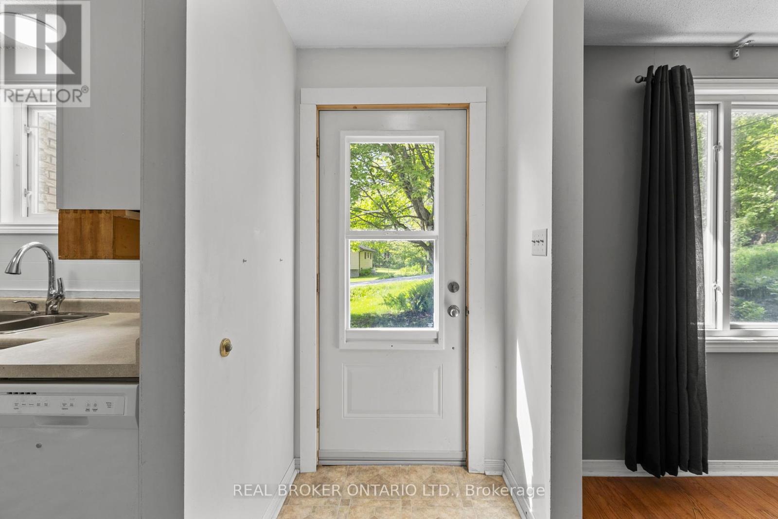 180 Bakery Lane, Gravenhurst, Ontario  P1P 1R2 - Photo 4 - X12403300