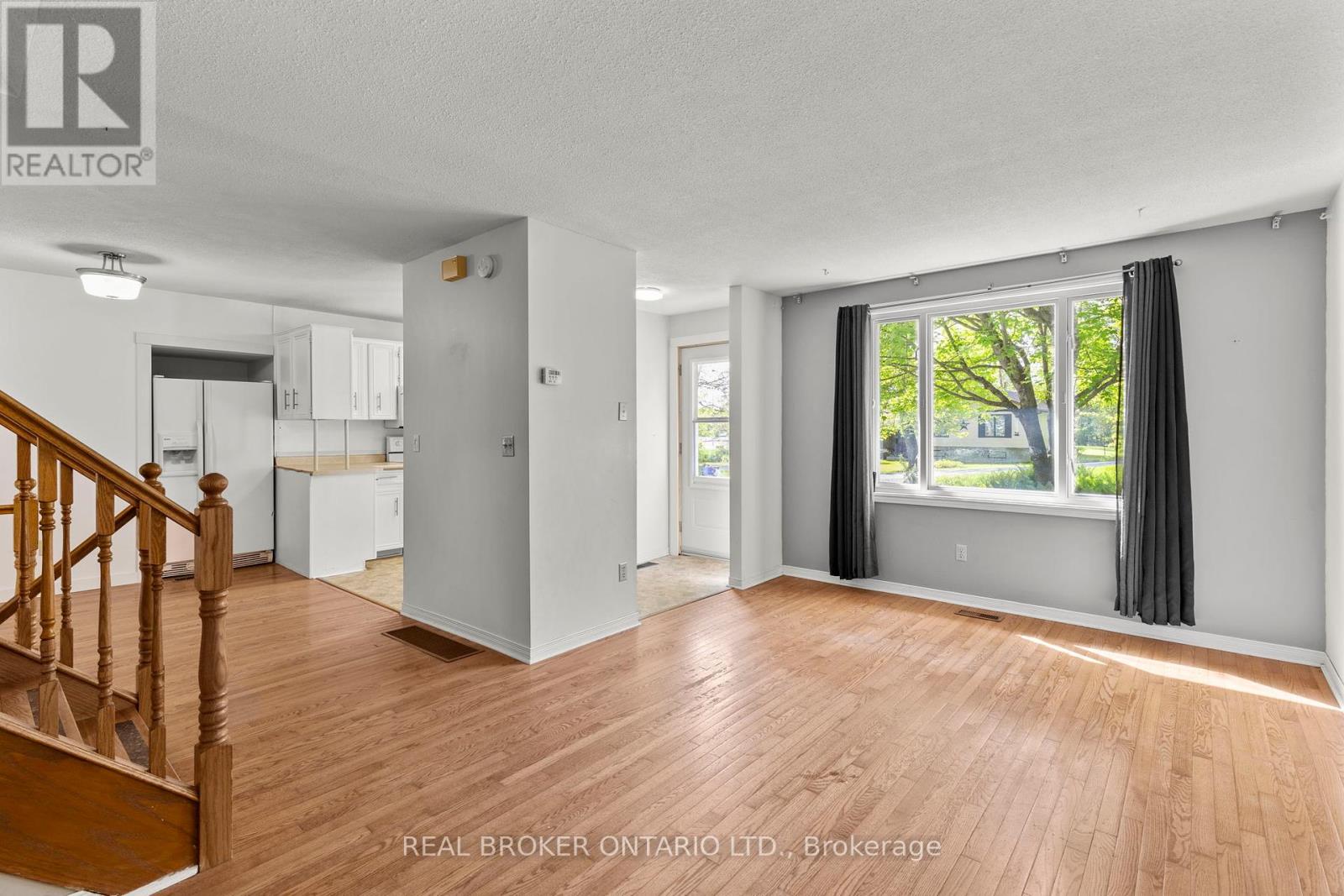 180 Bakery Lane, Gravenhurst, Ontario  P1P 1R2 - Photo 6 - X12403300