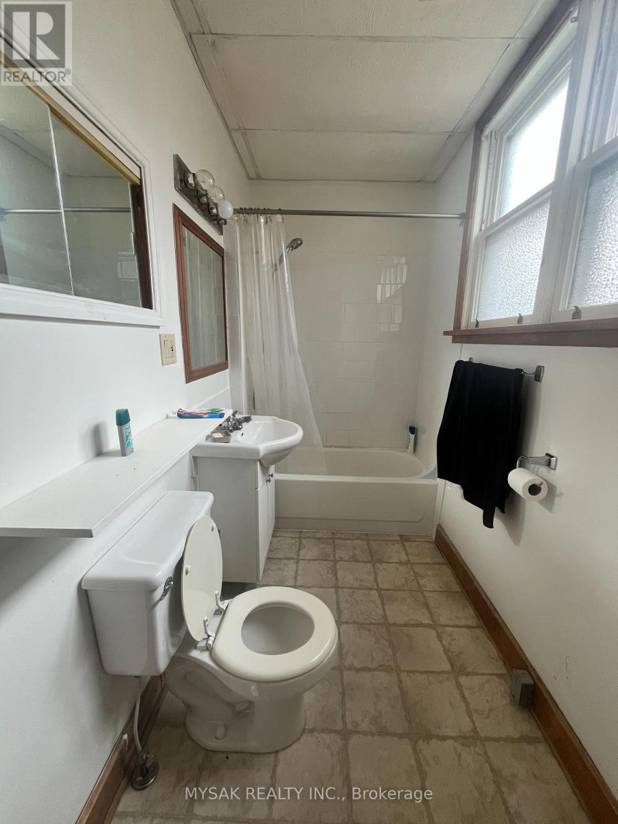 315 Centre Street, North Huron (Wingham), Ontario  N0G 2W0 - Photo 37 - X12403323