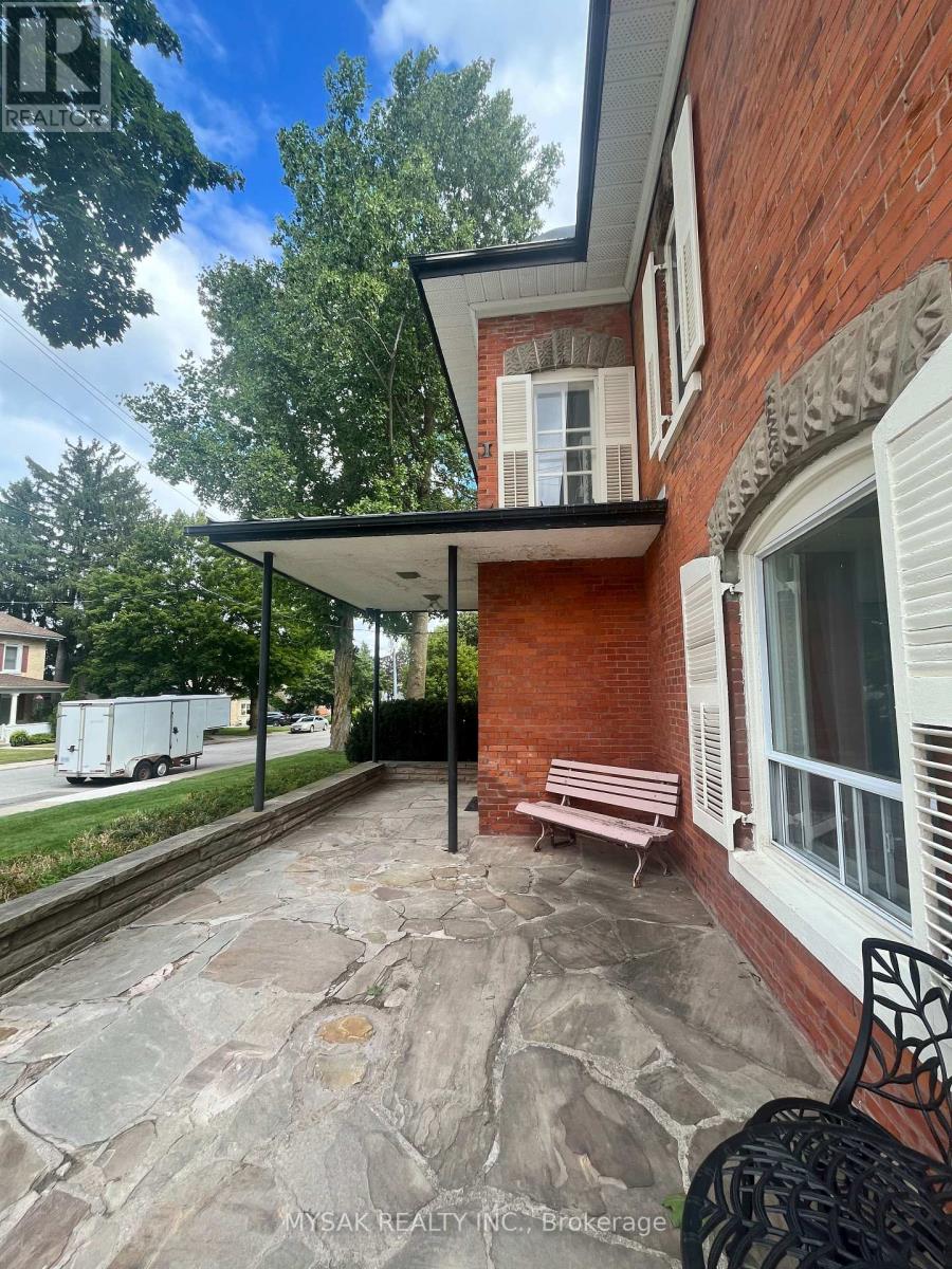 315 Centre Street, North Huron (Wingham), Ontario  N0G 2W0 - Photo 5 - X12403323