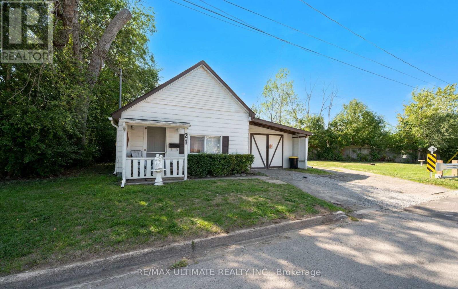 21 Russell Street, Fort Erie, Ontario  L2A 4C1 - Photo 2 - X12403403