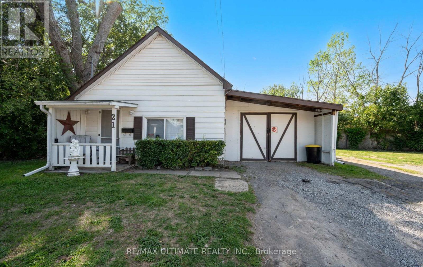 21 Russell Street, Fort Erie, Ontario  L2A 4C1 - Photo 3 - X12403403
