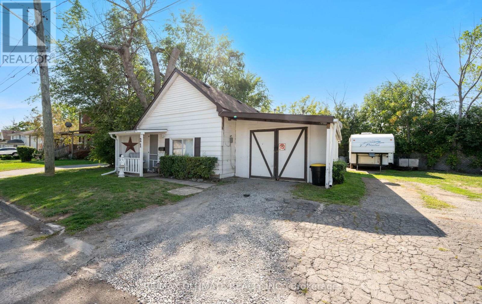 21 Russell Street, Fort Erie, Ontario  L2A 4C1 - Photo 6 - X12403403