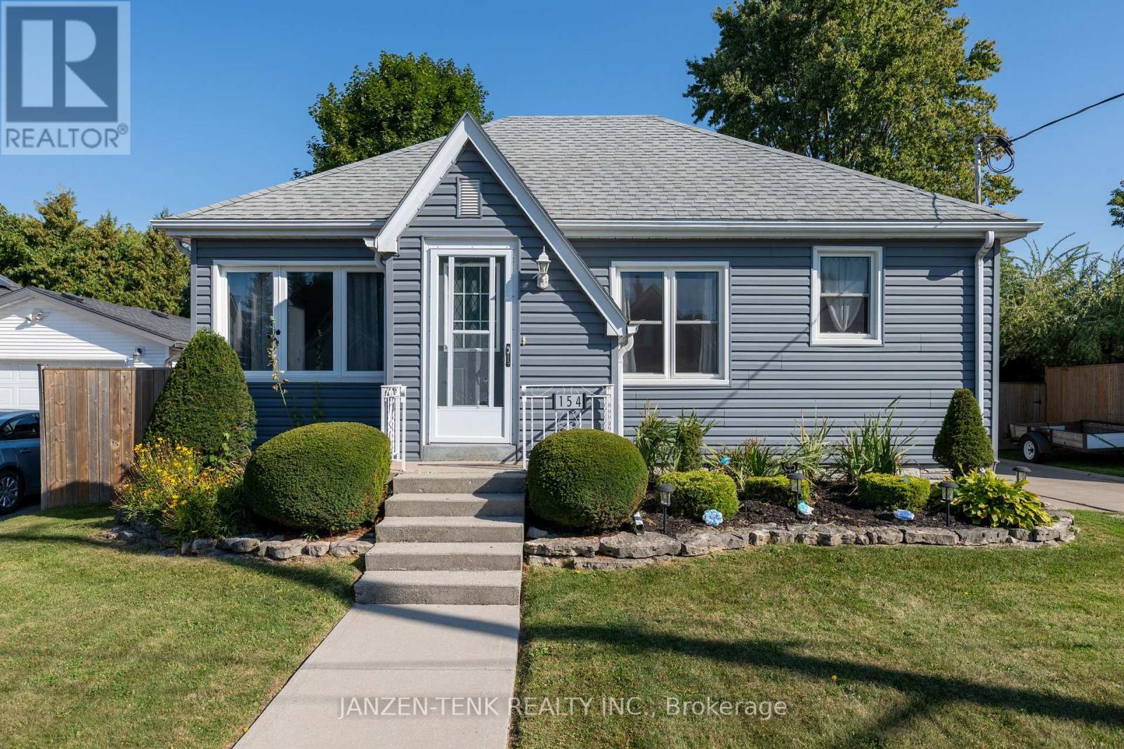 154 Elm Street, St. Thomas, Ontario  N5R 1J3 - Photo 2 - X12403492