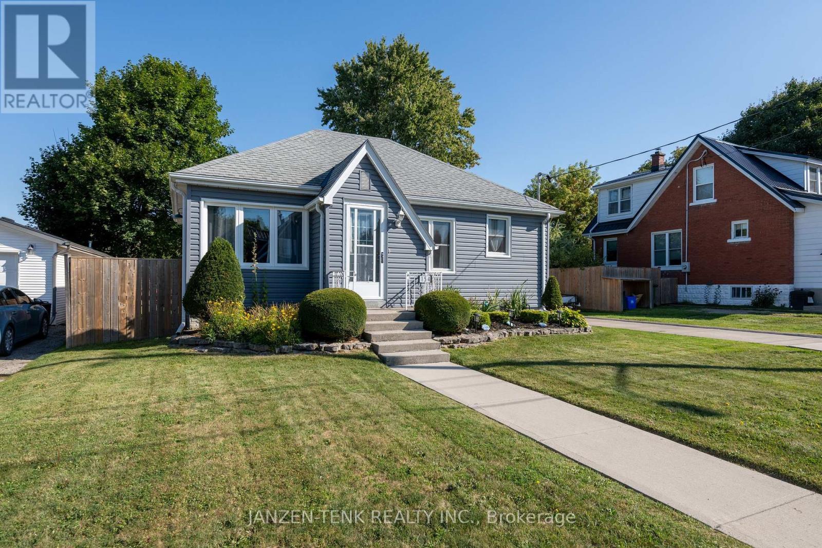 154 Elm Street, St. Thomas, Ontario  N5R 1J3 - Photo 3 - X12403492