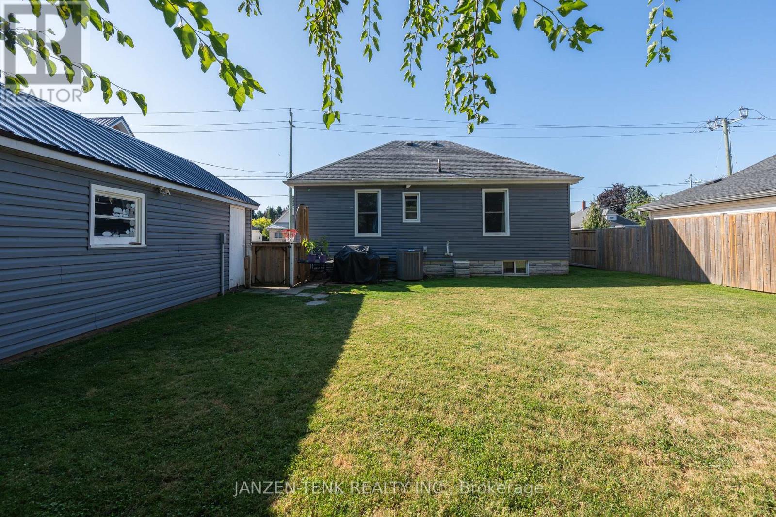 154 Elm Street, St. Thomas, Ontario  N5R 1J3 - Photo 37 - X12403492