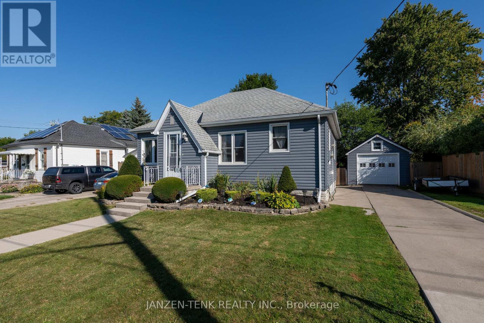 154 Elm Street, St. Thomas, Ontario  N5R 1J3 - Photo 4 - X12403492