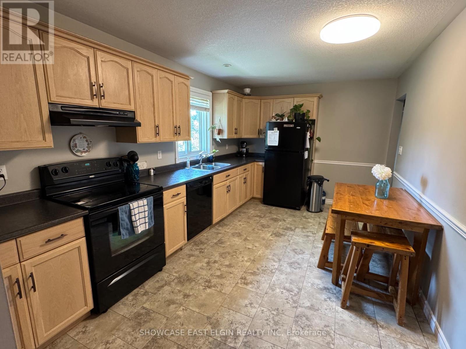 28 Melanie Drive, Aylmer, Ontario  N5H 3G6 - Photo 5 - X12403555