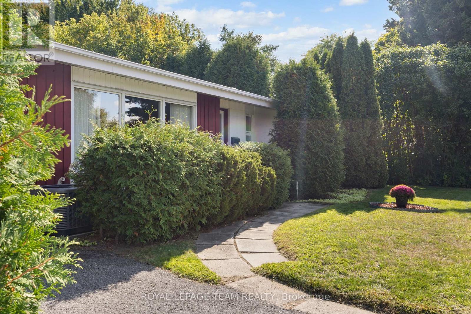 30 Ellery Crescent, Ottawa, Ontario  K2H 6M6 - Photo 3 - X12403522