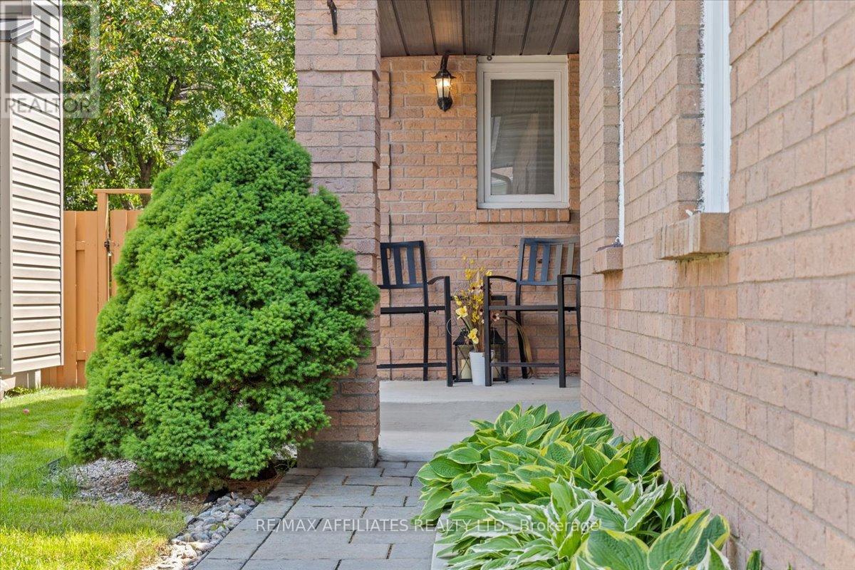 300 Sylvie Terrace, Ottawa, Ontario  K1E 3M2 - Photo 4 - X12403610