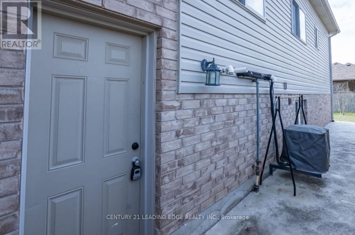 5761 Ironwood Street, Niagara Falls, Ontario  L2H 0G4 - Photo 3 - X12386647