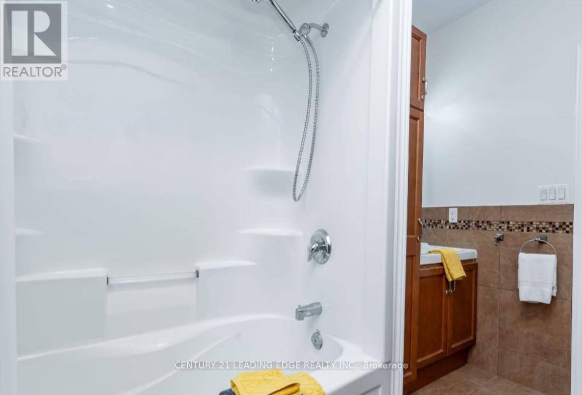 5761 Ironwood Street, Niagara Falls, Ontario  L2H 0G4 - Photo 5 - X12386647