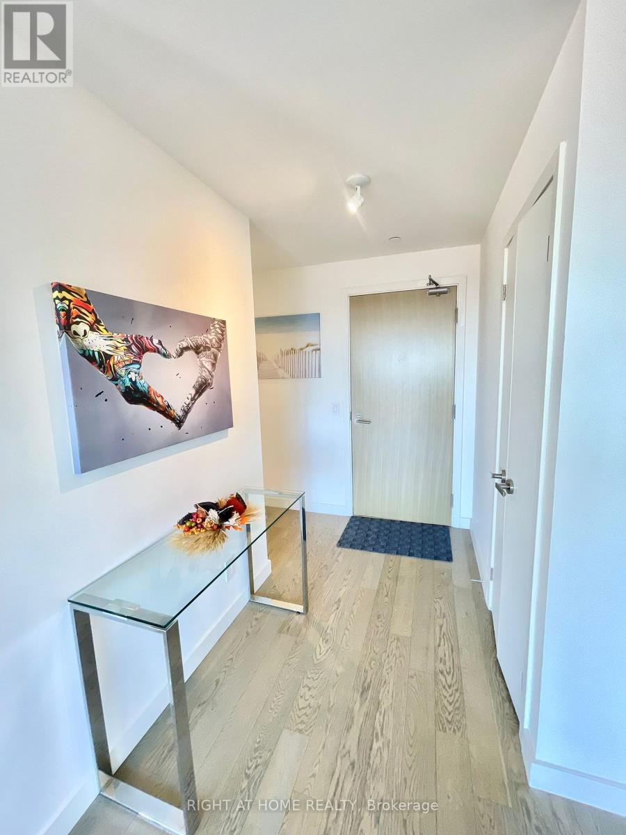 1205 - 111 Bathurst Street, Toronto, Ontario  M5V 2R1 - Photo 2 - C12402945