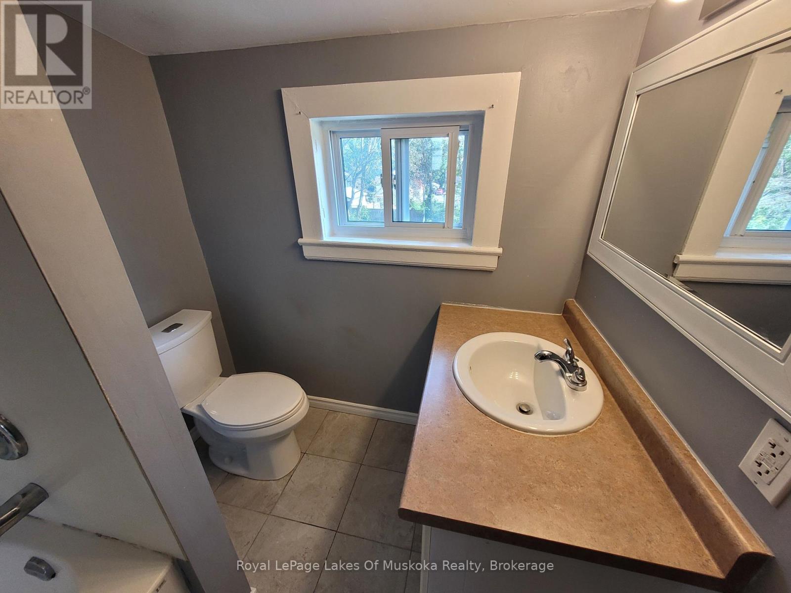 227 Nottawasaga Street, Orillia, Ontario  L3V 3K2 - Photo 16 - S12403643