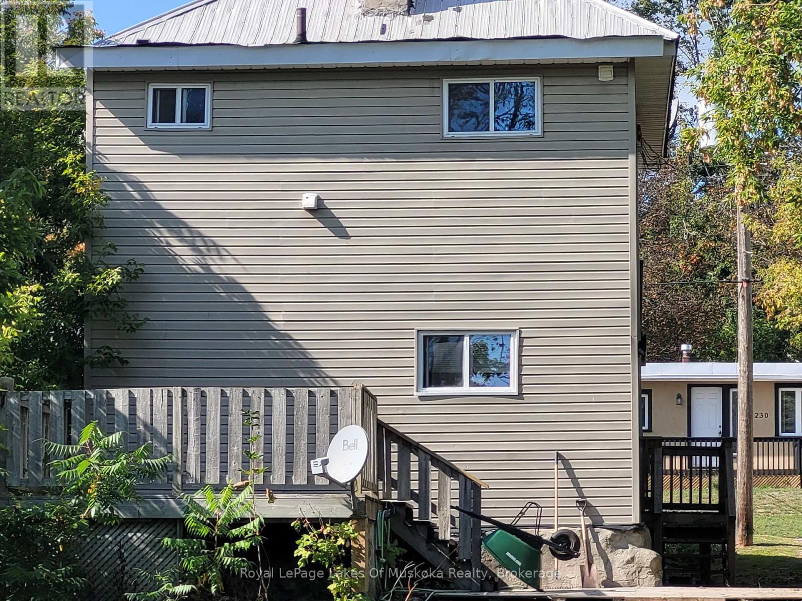 227 Nottawasaga Street, Orillia, Ontario  L3V 3K2 - Photo 4 - S12403643