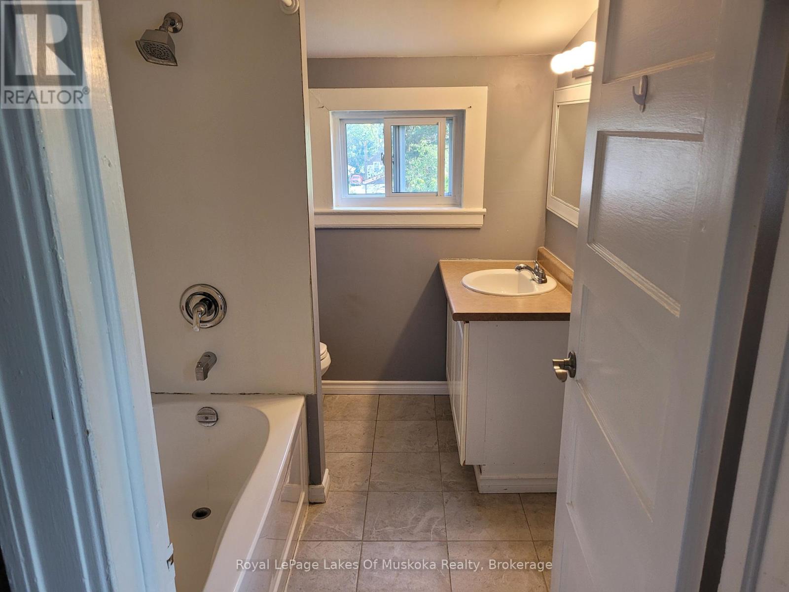 227 Nottawasaga Street, Orillia, Ontario  L3V 3K2 - Photo 15 - S12403643