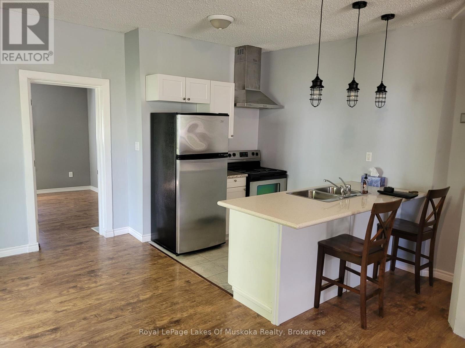 227 Nottawasaga Street, Orillia, Ontario  L3V 3K2 - Photo 7 - S12403643