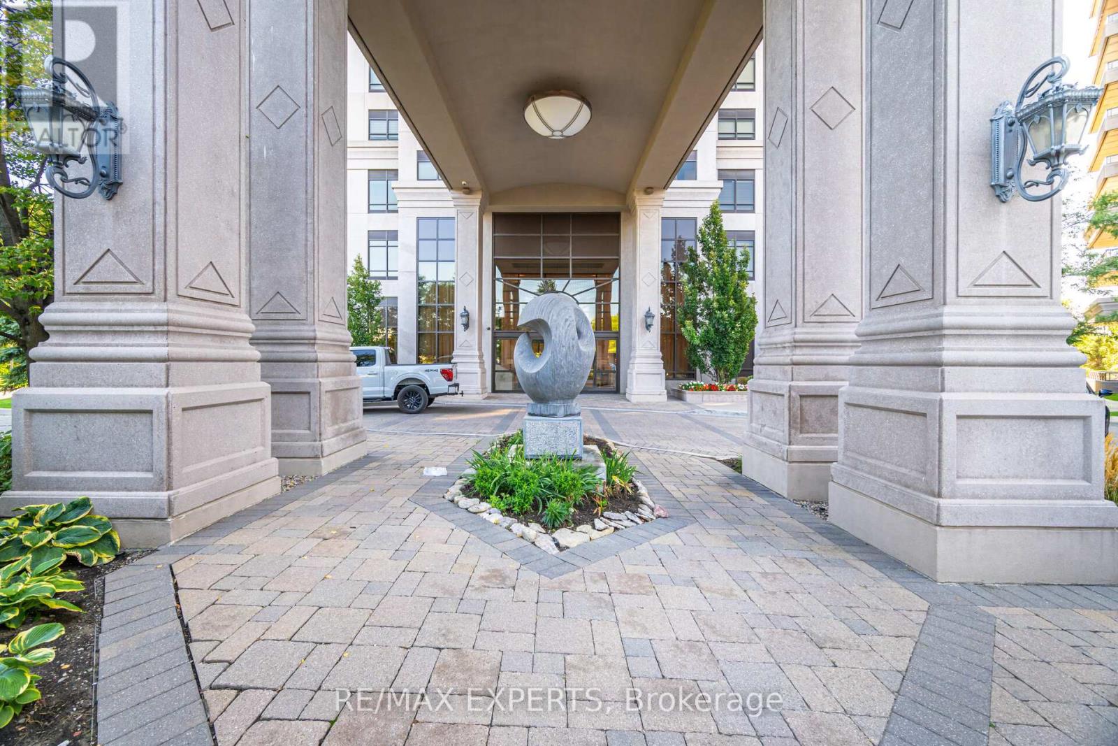 809 - 9255 Jane Street, Vaughan, Ontario  L6A 0K1 - Photo 2 - N12403466