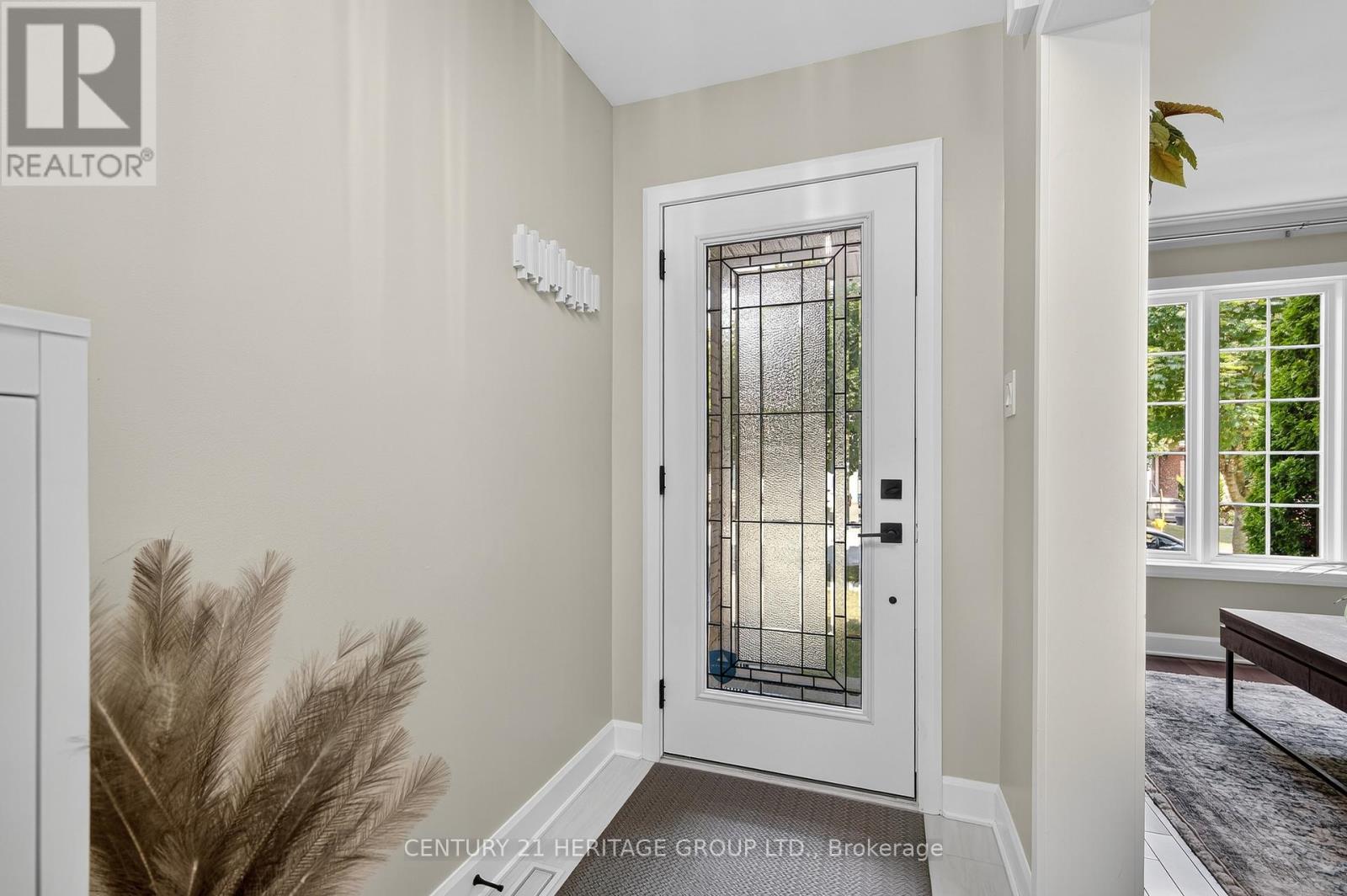 153 Thrushwood Drive, Barrie, Ontario  L4N 0Z1 - Photo 3 - S12403441