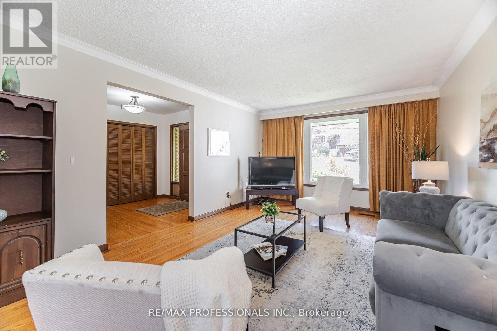 9 Wingrove Hill, Toronto, Ontario  M9B 2C3 - Photo 5 - W12372516