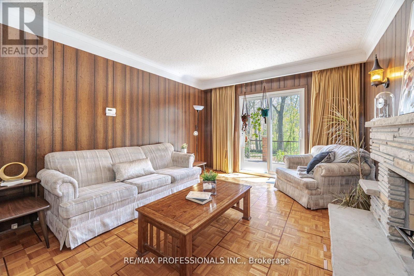 9 Wingrove Hill, Toronto, Ontario  M9B 2C3 - Photo 12 - W12372516