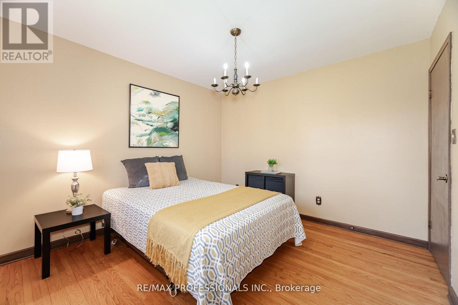 9 Wingrove Hill, Toronto, Ontario  M9B 2C3 - Photo 18 - W12372516