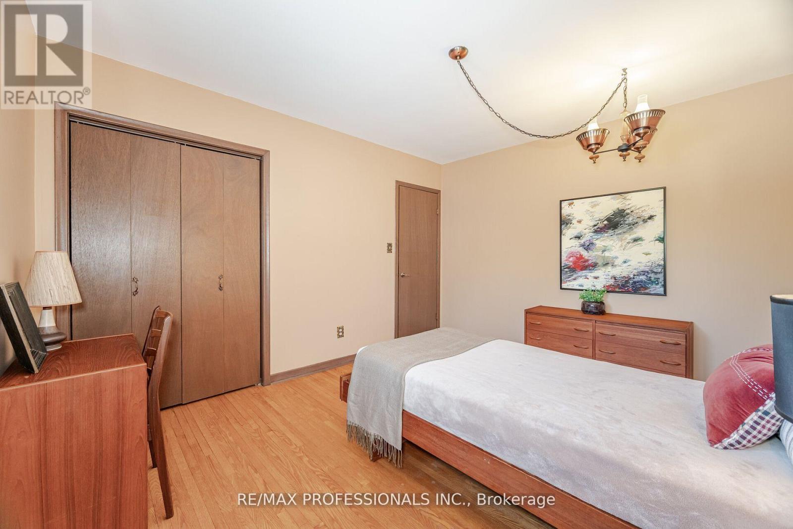 9 Wingrove Hill, Toronto, Ontario  M9B 2C3 - Photo 22 - W12372516