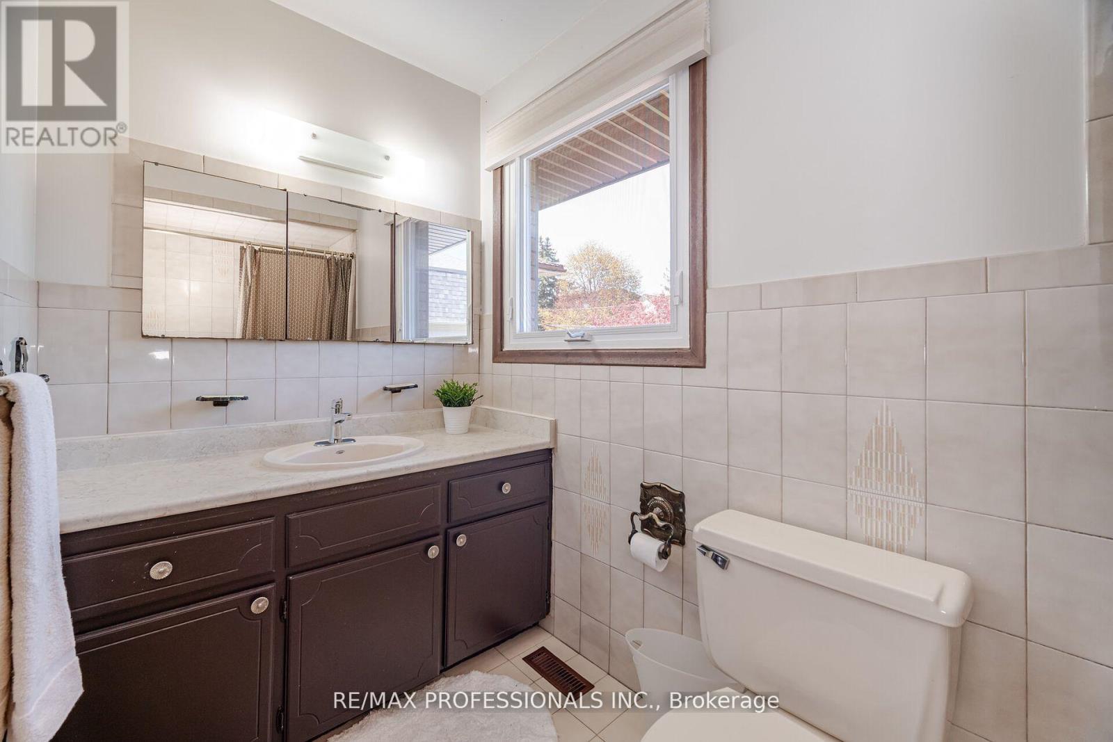 9 Wingrove Hill, Toronto, Ontario  M9B 2C3 - Photo 23 - W12372516